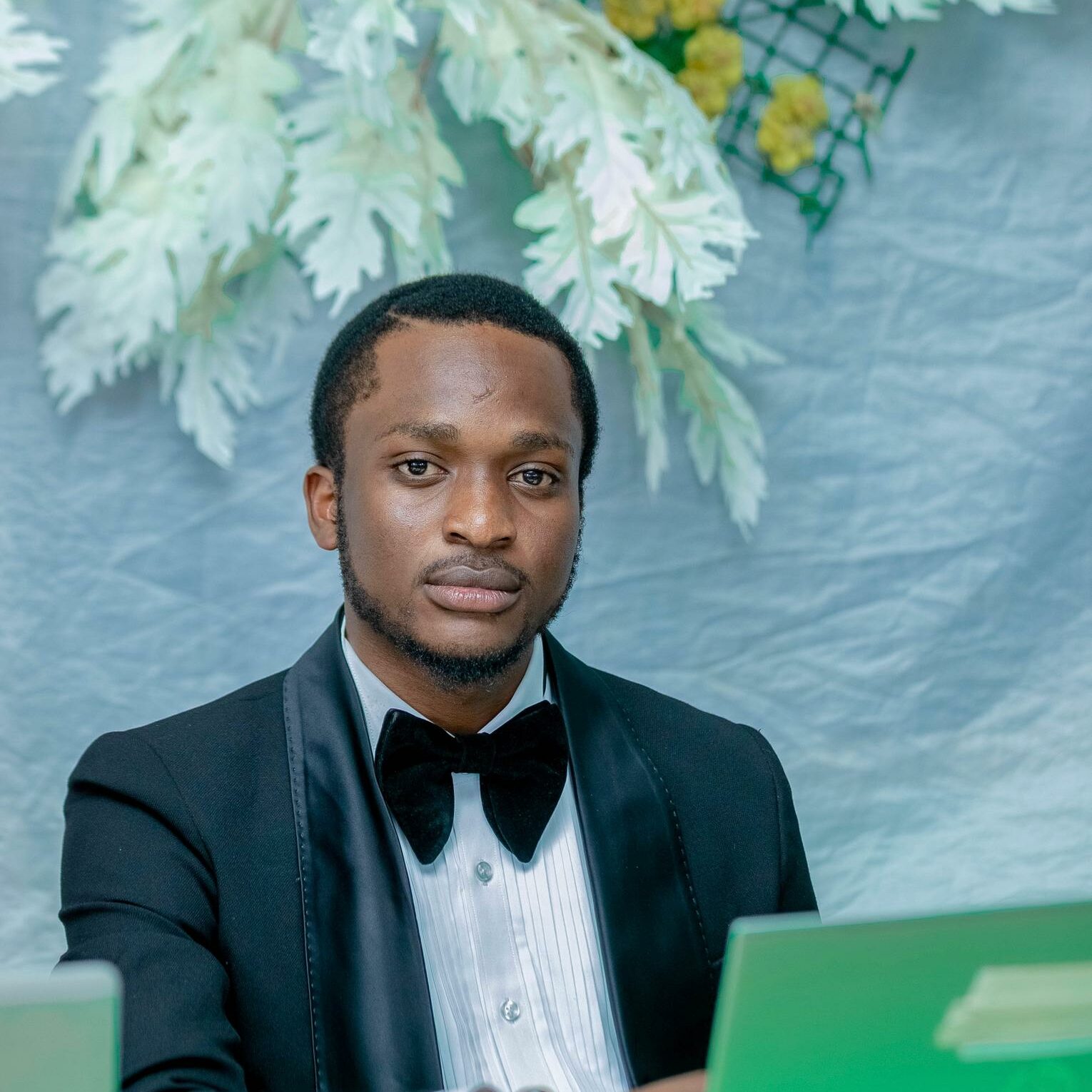 Un étudiant en veste lors de sa soutenance.